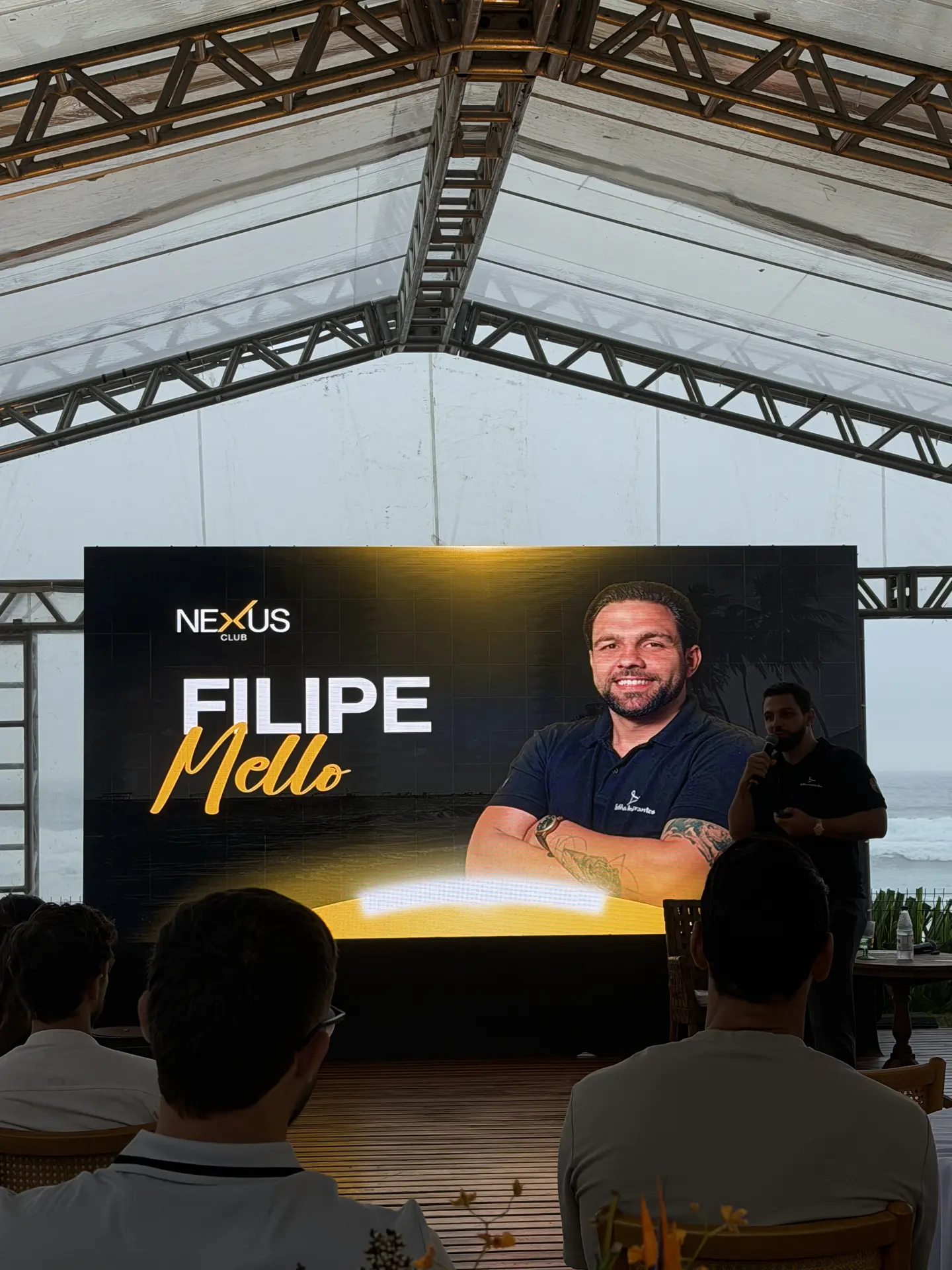 Plateia acompanhando a apresentação de Filipe Mello no Nexus Club
