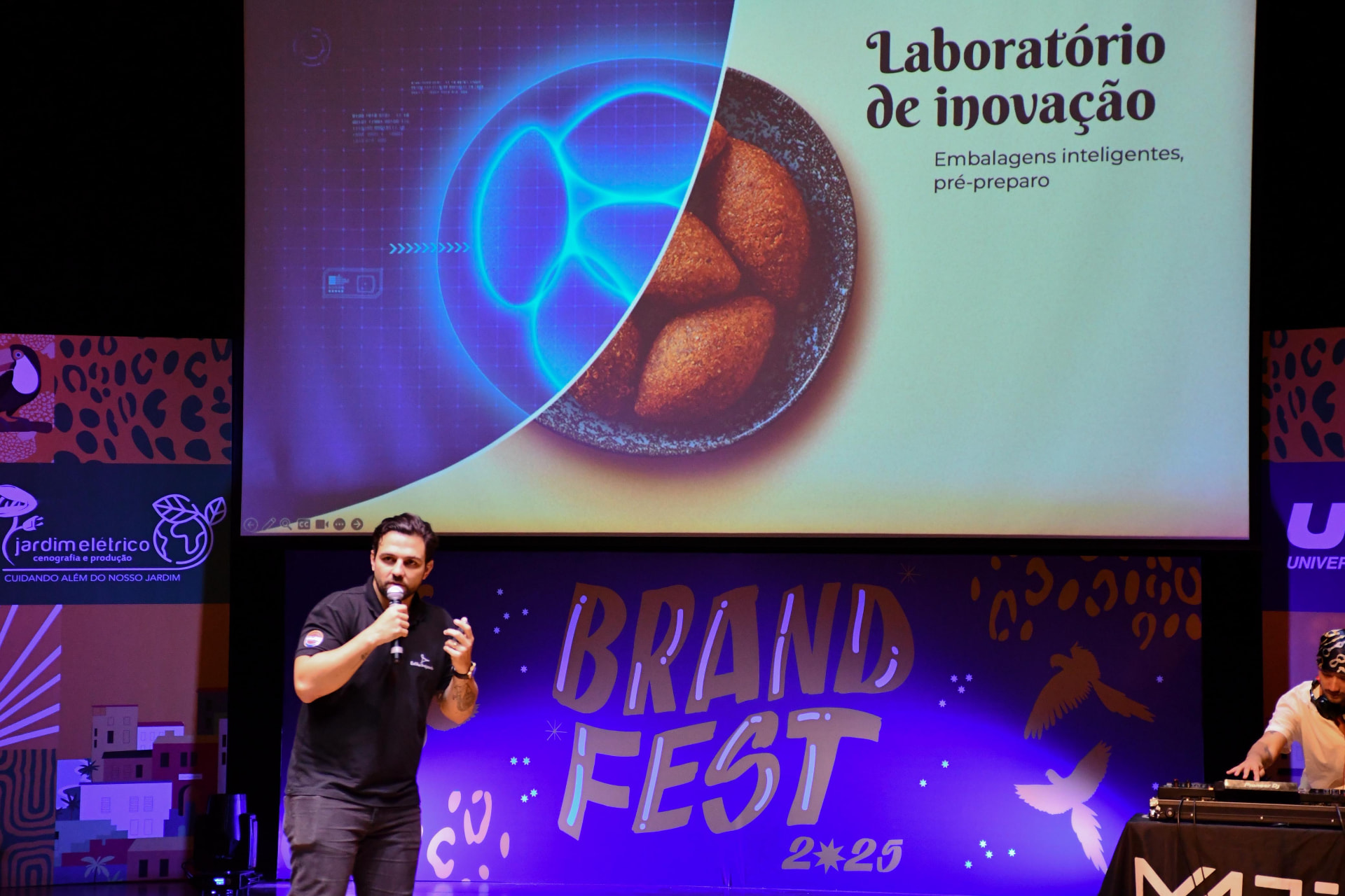 Filipe Mello no palco do Brand Fest falando sobre inovação em food service